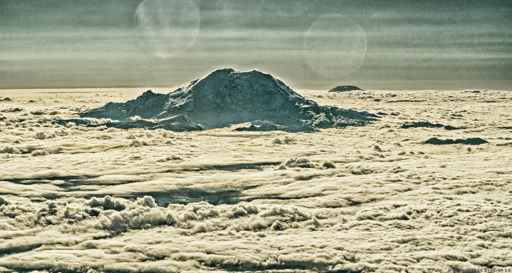 Mt Rainier and Mt St Helens by byrdlip