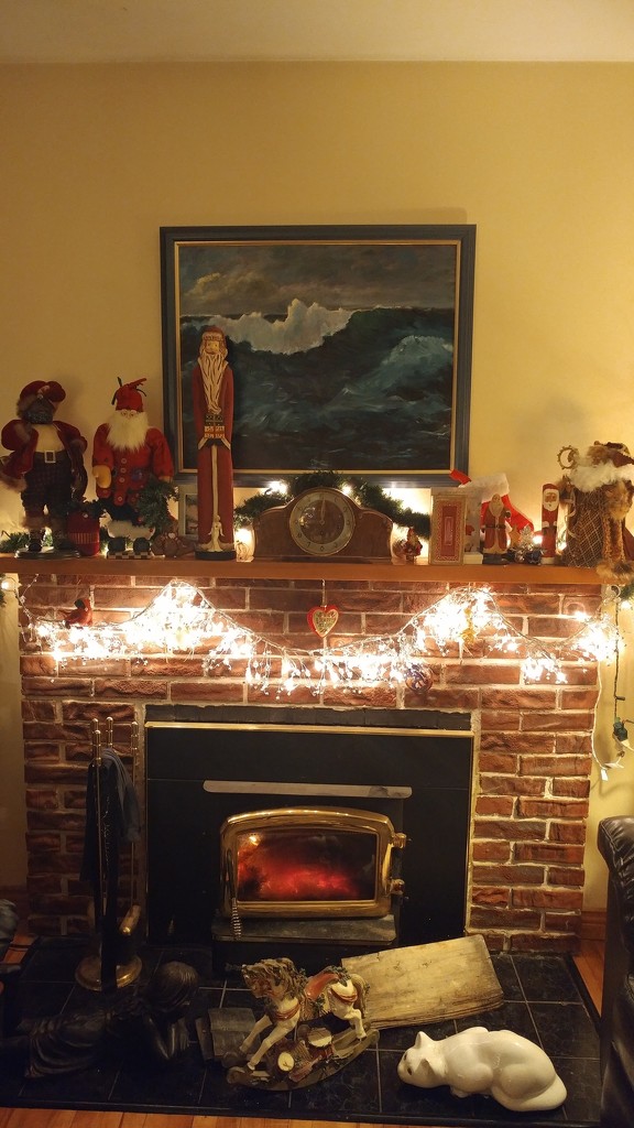 Christmas mantle by hellie