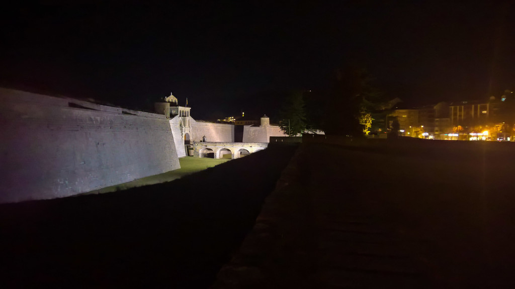 Night citadel by petaqui