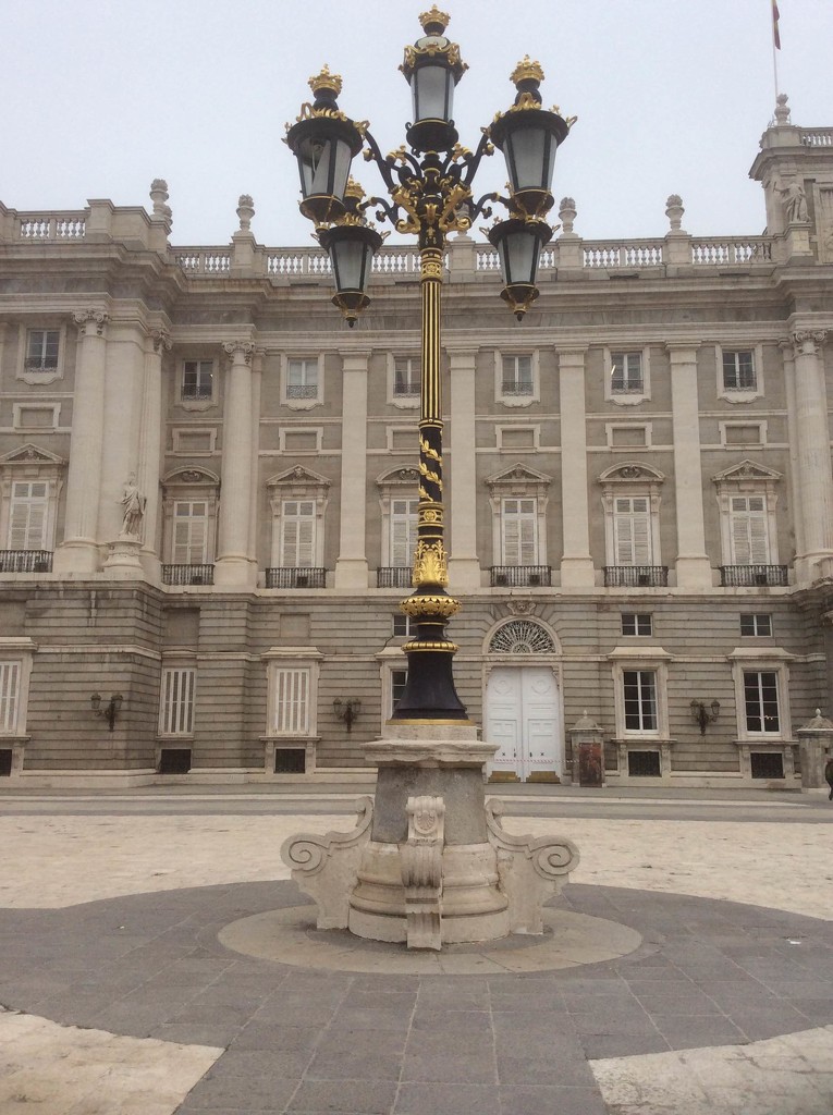 Royal lamppost ?  by chimfa