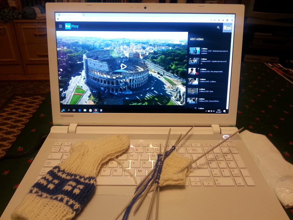 Knitting and watching by annelis