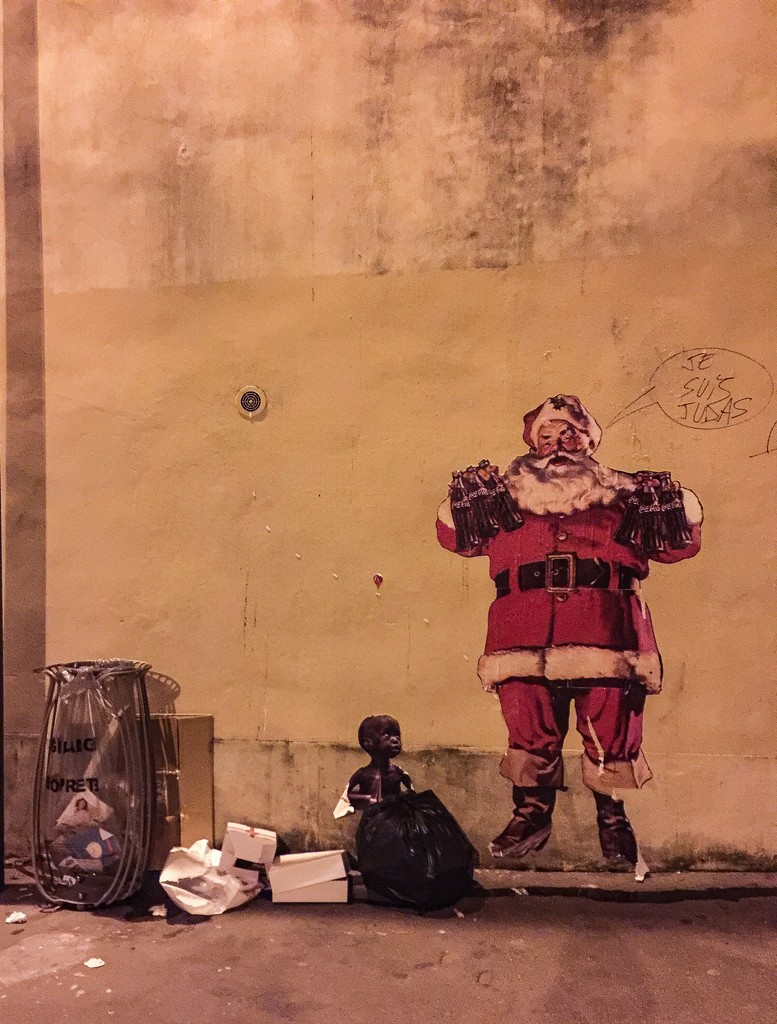 Santa Claus in Paris.  by cocobella