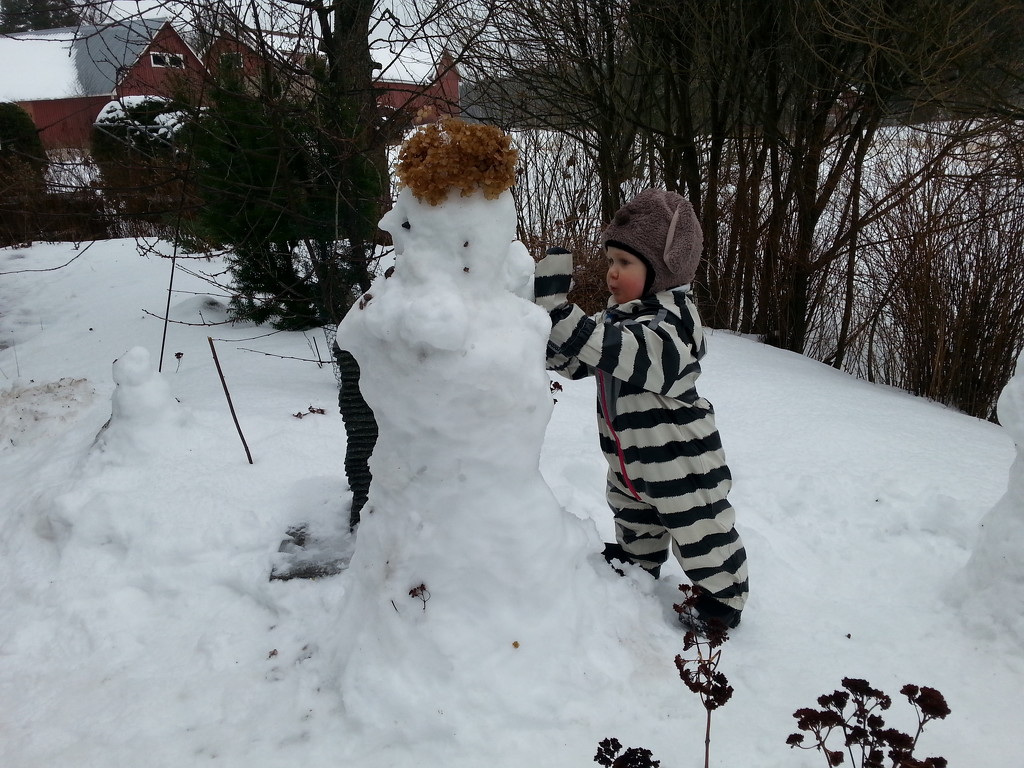 Mimi building a snowman by annelis