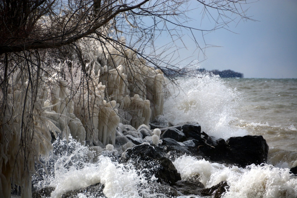 Icy day on Lake Ontario by jayberg