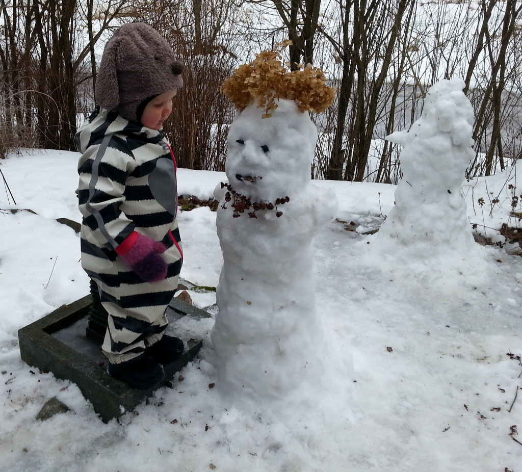 Mimi and a bearded snowman by annelis