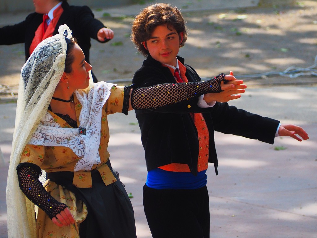 Danseuses traditionelles catalanes by laroque