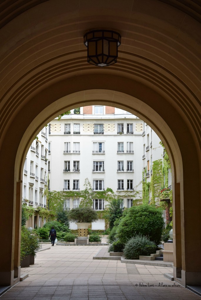 Courtyard by parisouailleurs