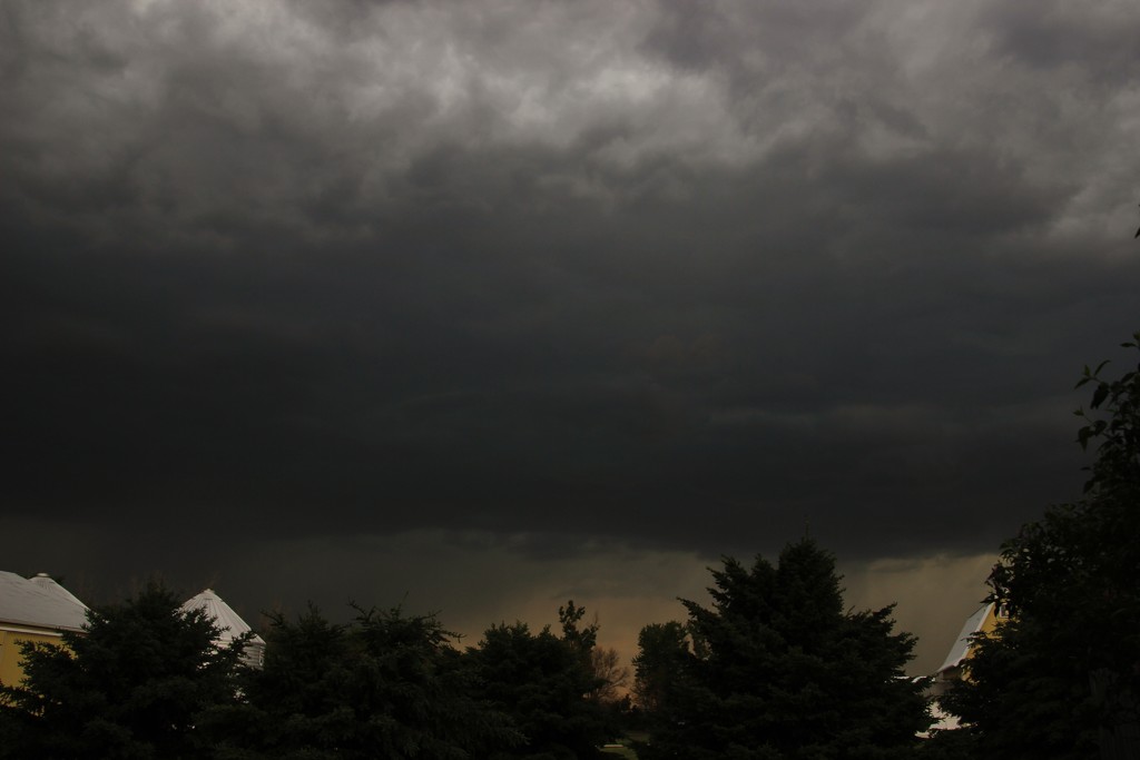 Severe Thunderstorm Rolling In by bjchipman