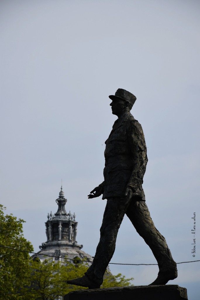 General de Gaulle statue by parisouailleurs