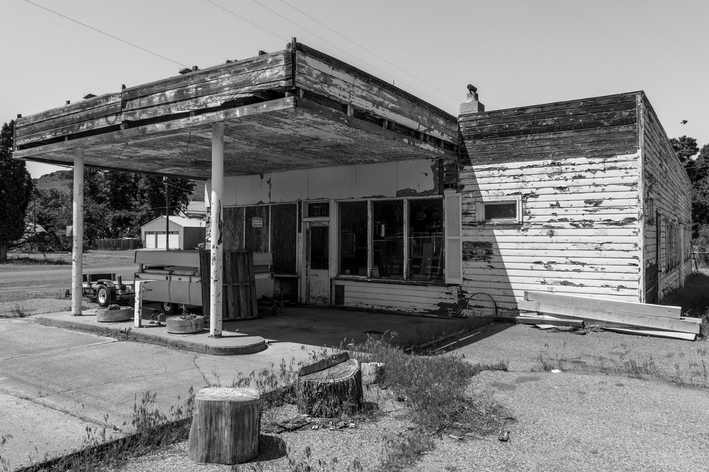 BW Old Gas Station by clay88