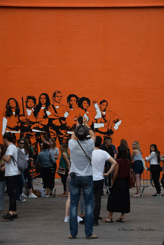 photographing the orange wall by parisouailleurs