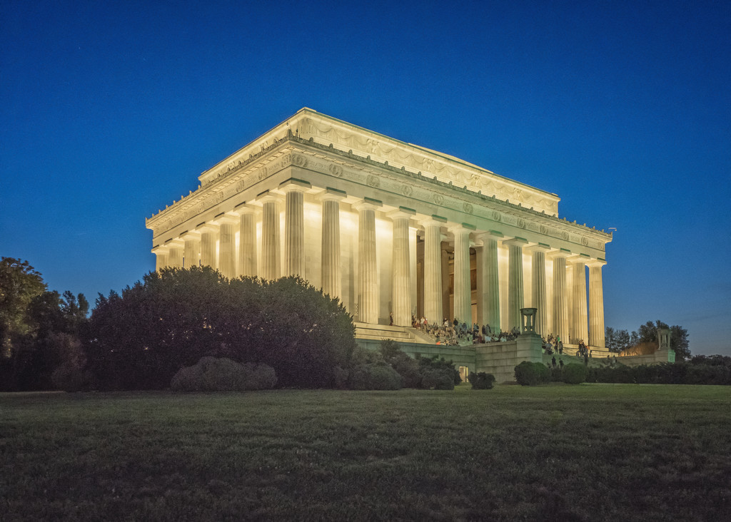 Lincoln Memorial at Night by rosiekerr