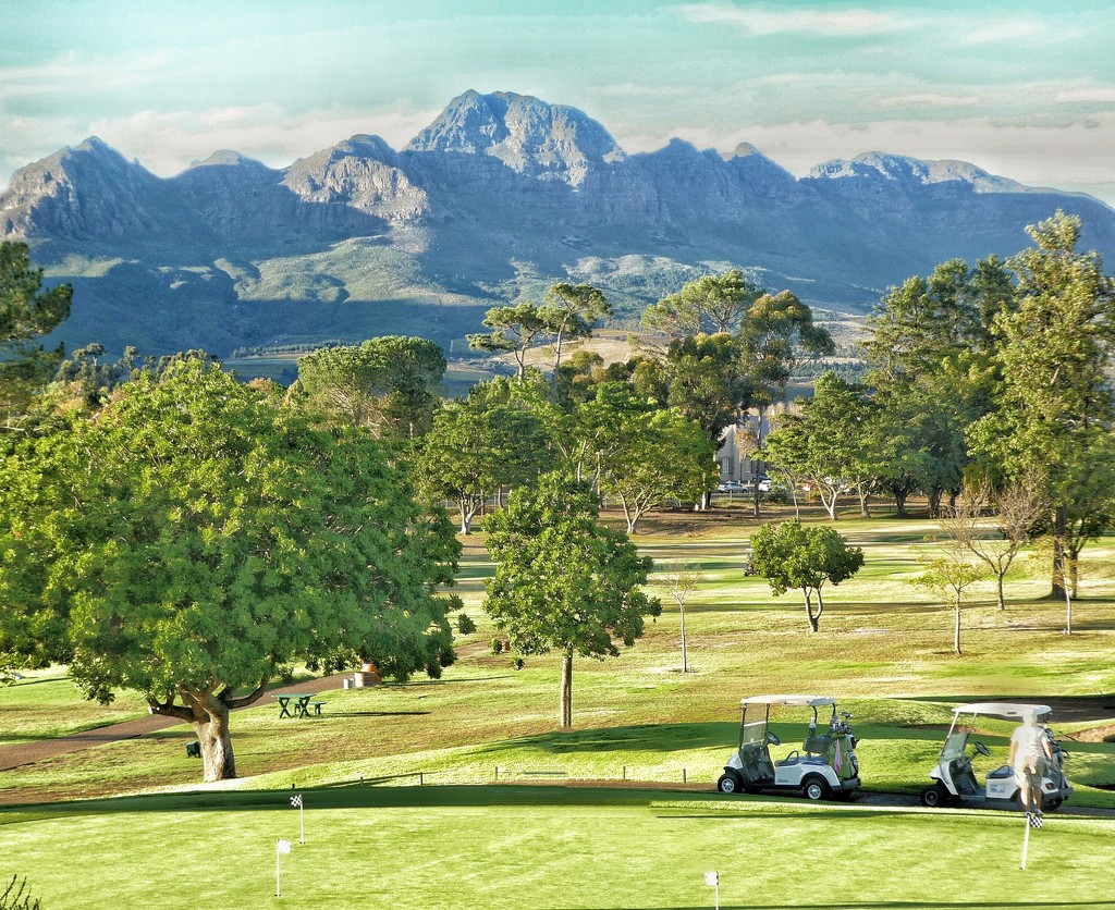 The Hederberg as seen from Stellenbosch golf club. by ludwigsdiana