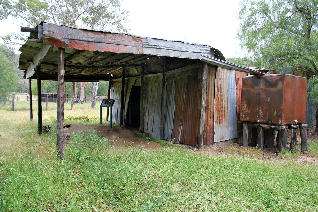 Seaton's Farm House by leggzy