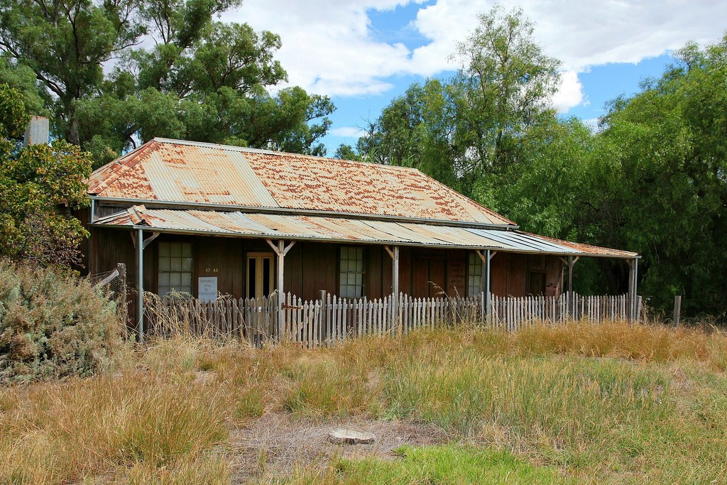 Old Bimbi Post & Telephone Office  by leggzy