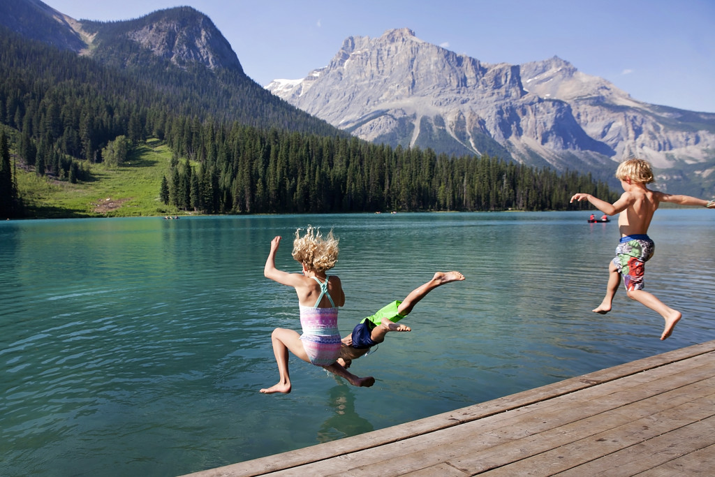 Making a splash in Emerald Lake by kiwichick