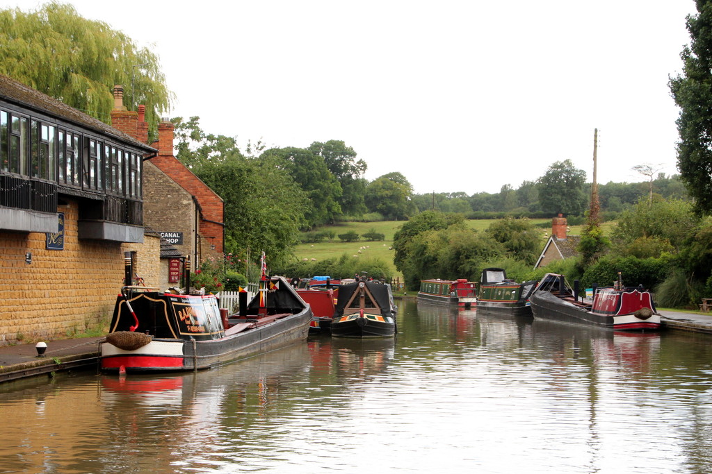 Canal boats at Stoke Bruerne by busylady