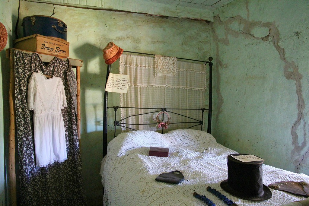Croote Cottage - Bedroom #2 by leggzy