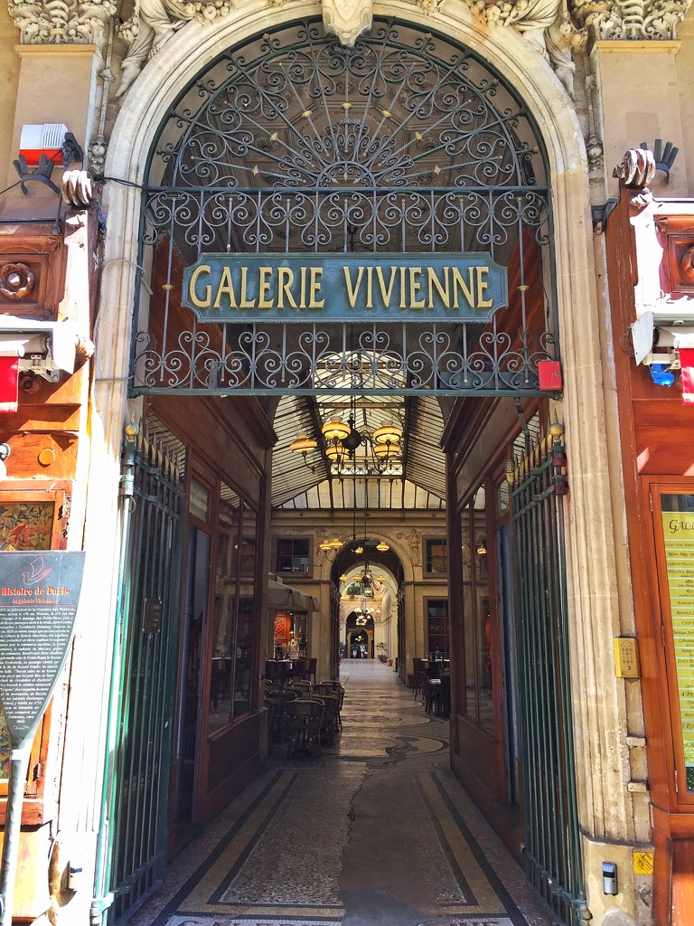 Hearts in Galerie Vivienne.  by cocobella