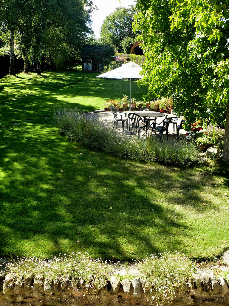 A nice sunny day to spend in the garden..... by snowy