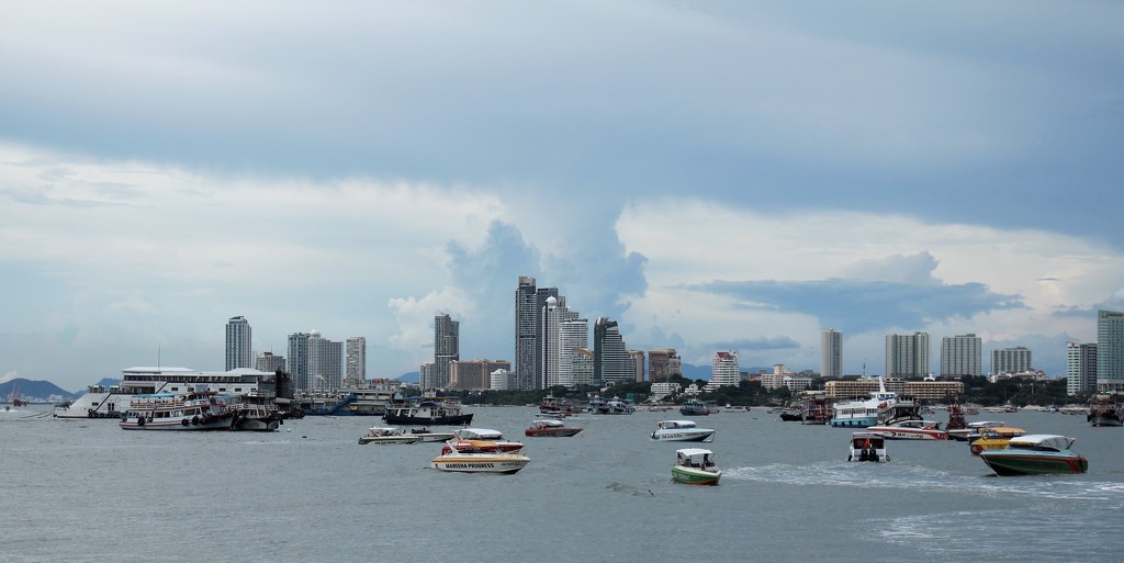 Pattaya Bay by lumpiniman
