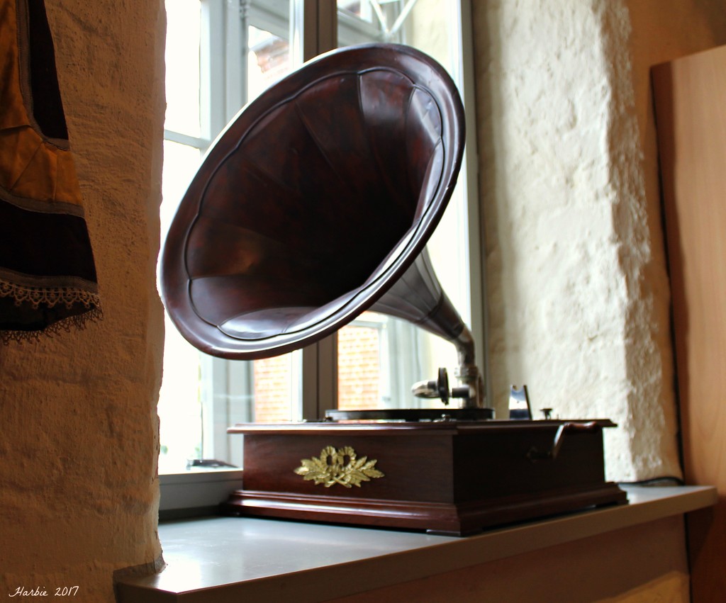 Antique Phonograph by harbie