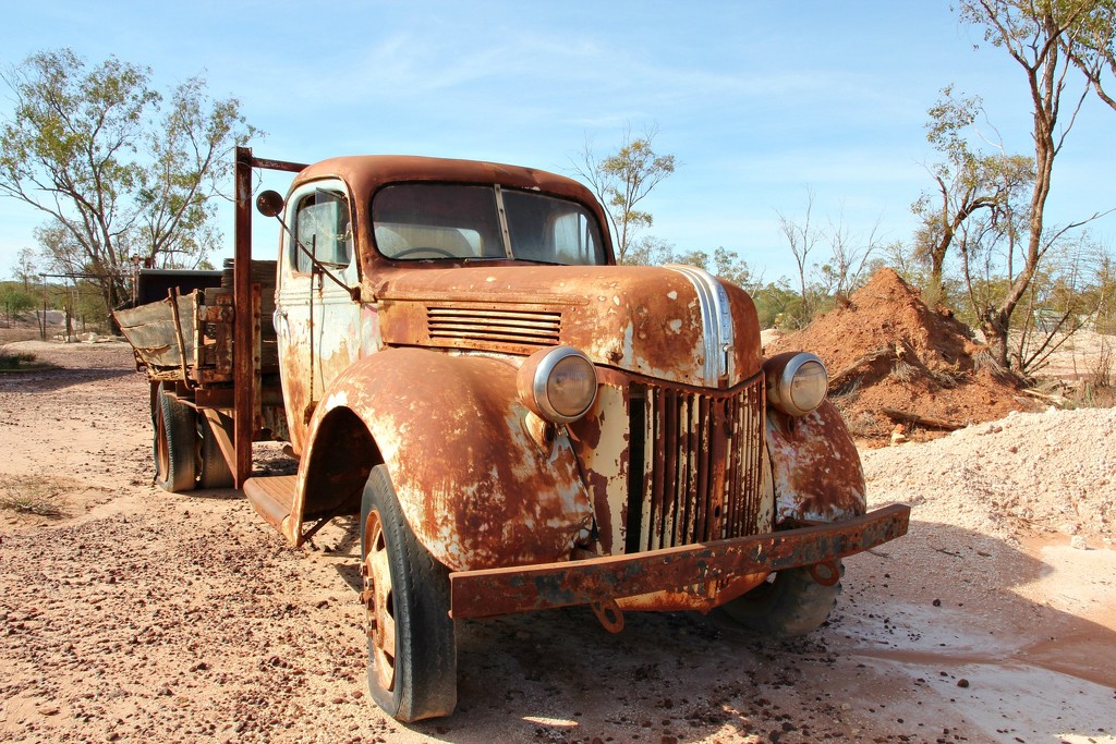 Rusty old Ford by leggzy