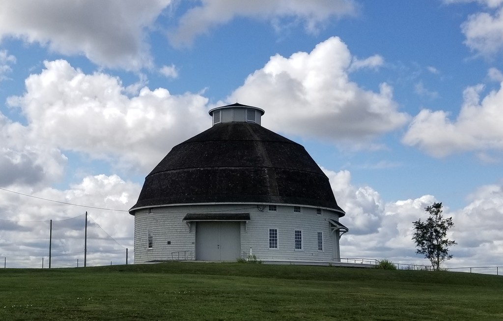 Round Barn by scoobylou