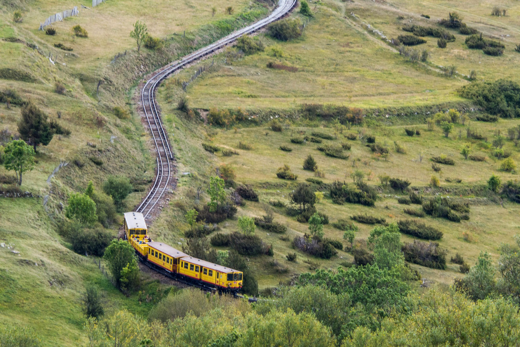 Le petit train jaune (the little yellow train) by laroque