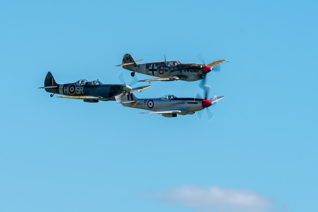 Close formation  by rjb71