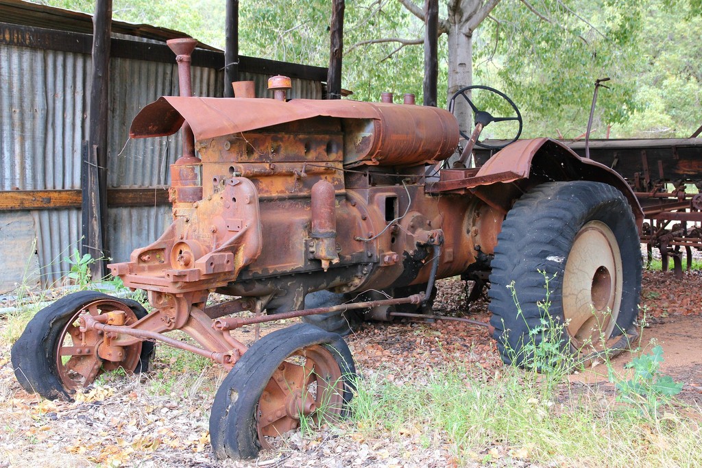 Rusty old tractor by leggzy