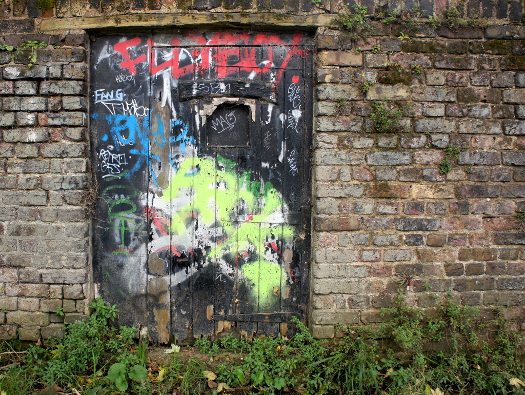 Graffiti on the Thames Path by boxplayer