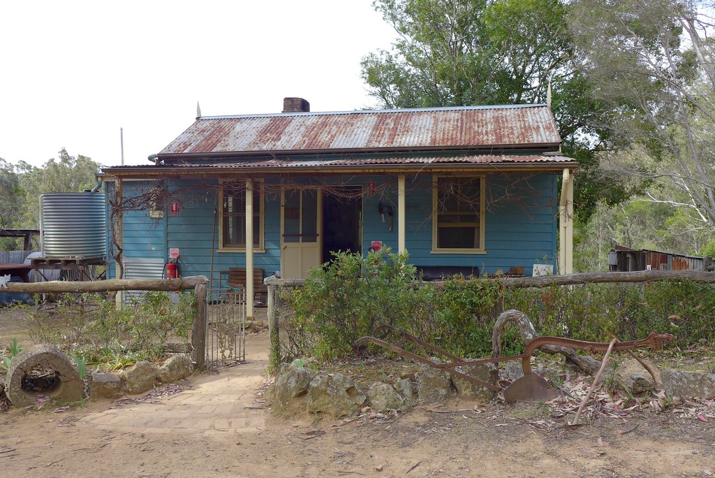Bartlett's mining cottage by leggzy