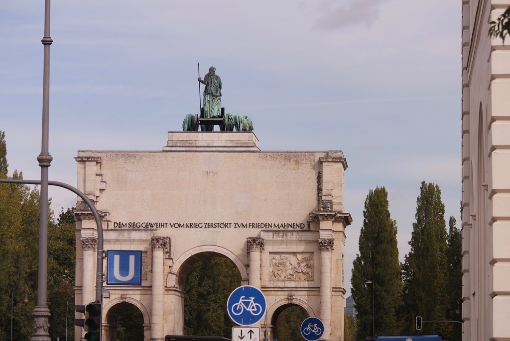 Siegestor and Metro station by toinette