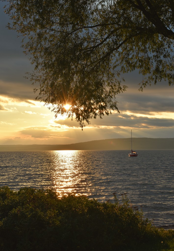 Sunset on Lake Superior by caitnessa