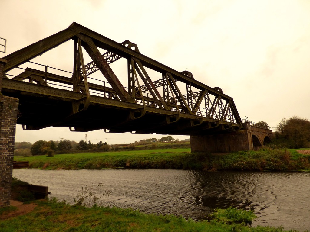 Railway bridge over the River Parrett by julienne1