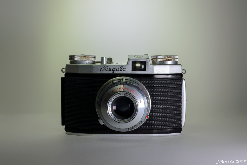 Vintage camera by jborrases