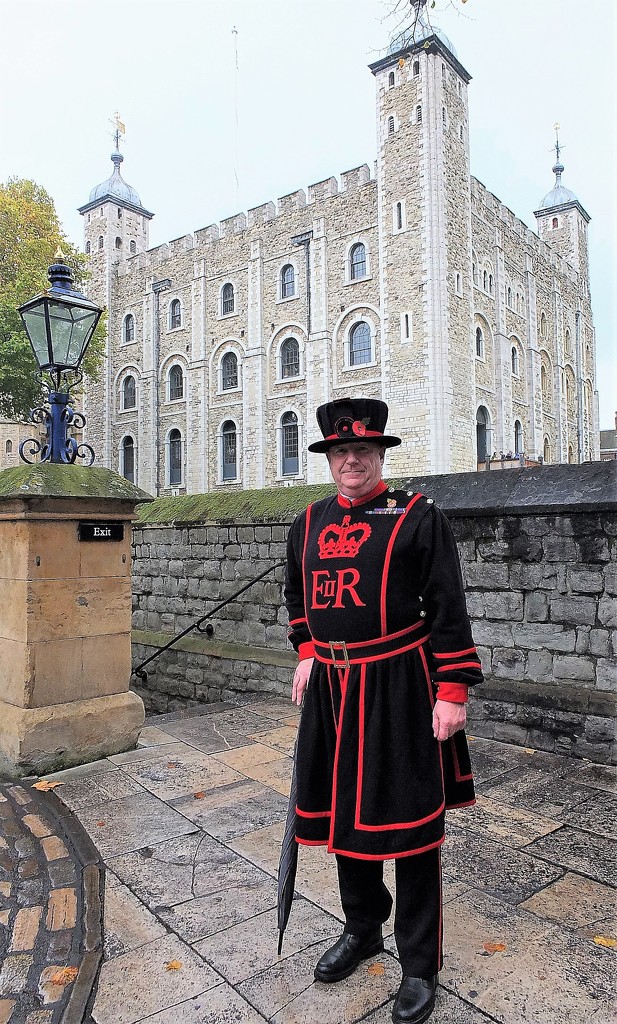 A wet Yeoman Guard (Beefeater) by bigmxx