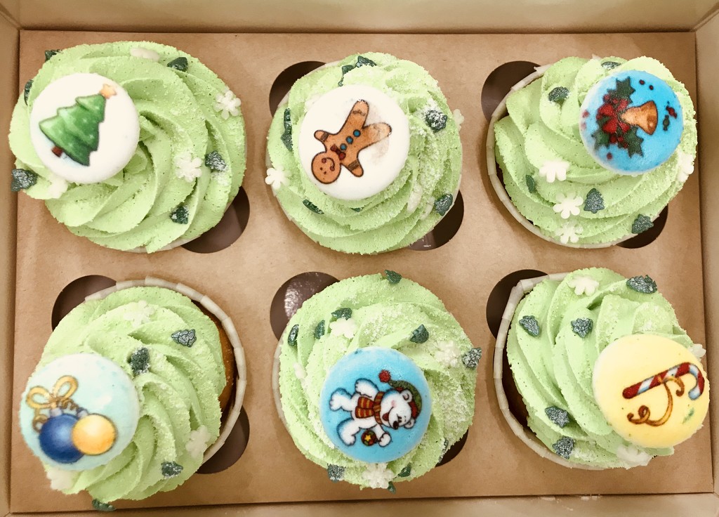 Beautiful LastDayOfSchool Cupcakes  by sarahabrahamse