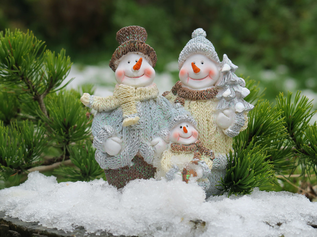 The Frosty  Snowman Family. by wendyfrost