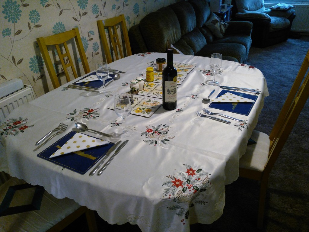 Christmas table ready! by jmdspeedy