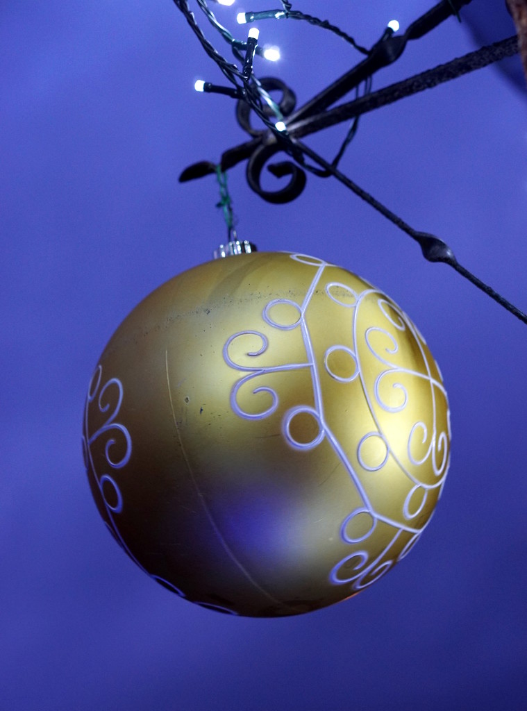 Phil's Giant Bauble by phil_howcroft