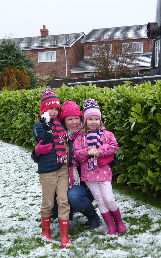 Grandchildren In The Snow by g3xbm
