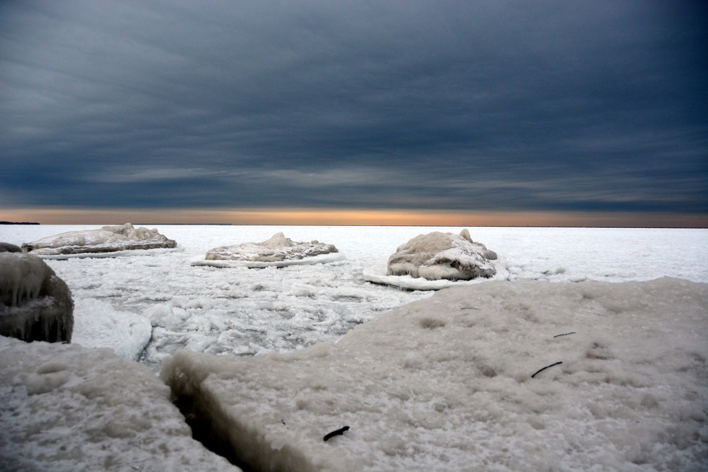 Cold Afternoon on Lake Ontario by jayberg