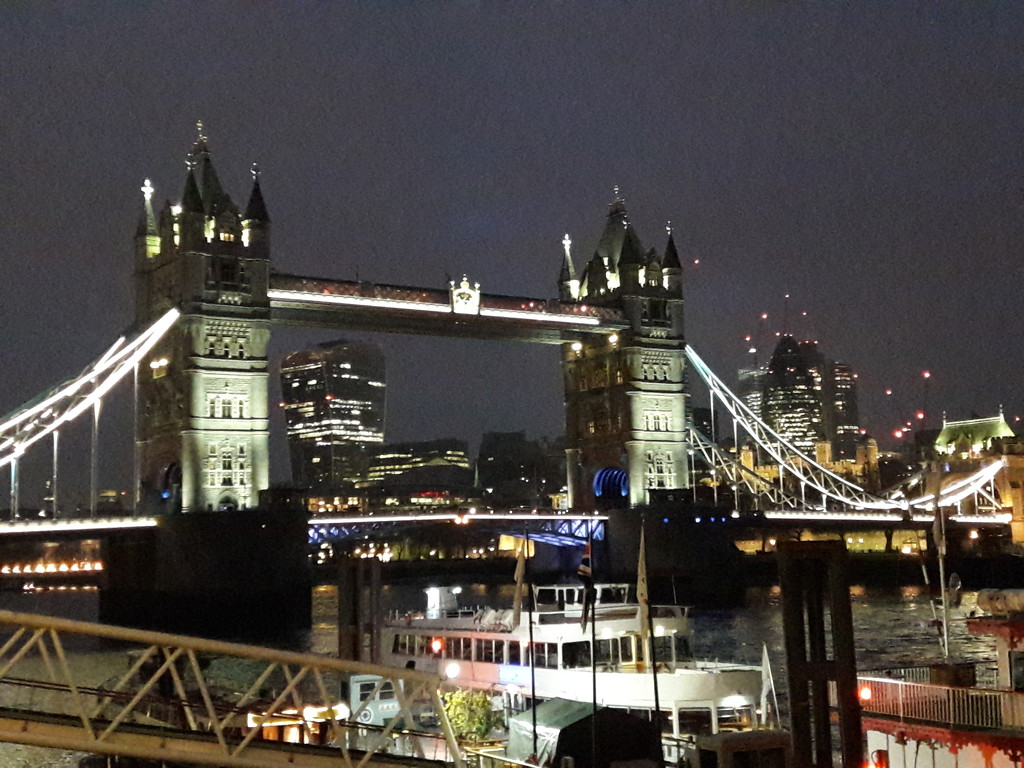 Tower Bridge in the Evening by susiemc