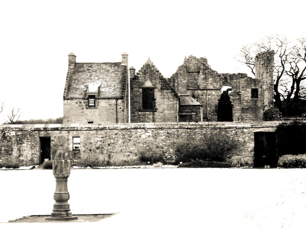 Aberdour Castle by frequentframes