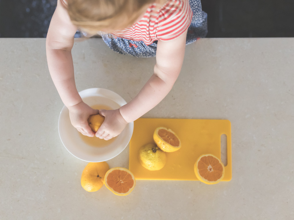 Making lemon juice with oranges by jodies