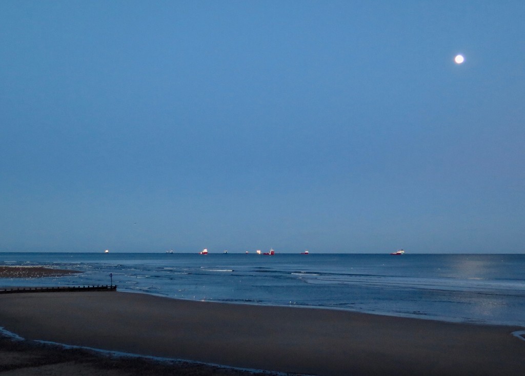 Moon-Rise Aberdeen  by jamibann