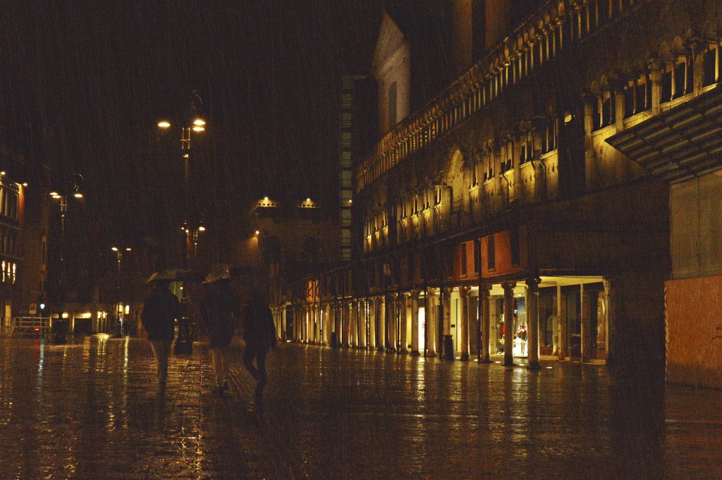 Rain on the square by caterina