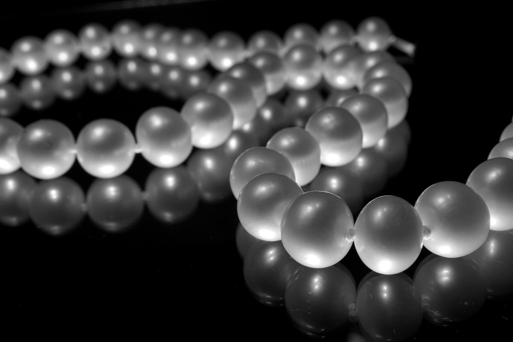 Pearls, serpentine by granagringa